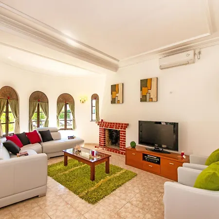 Villa In Gale Near Praia Manuel Lourenco וילה אלבופיירה